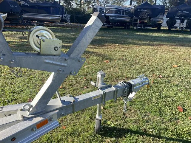 Slide: The Image of Hurricane SunDeck Sport 185 OB 2023 - 13