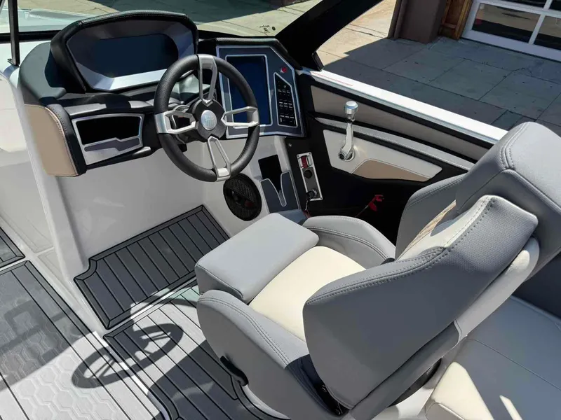 Slide: The Image of MasterCraft XT25 2024 - 11