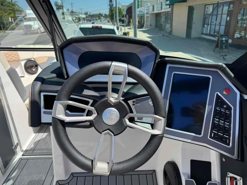 Slide: The Image of MasterCraft XT25 2024 - 12