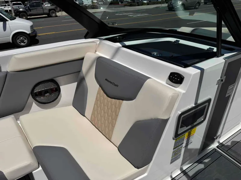 Slide: The Image of MasterCraft XT25 2024 - 13