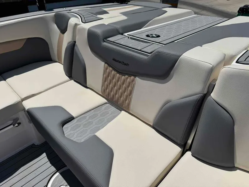 Slide: The Image of MasterCraft XT25 2024 - 15