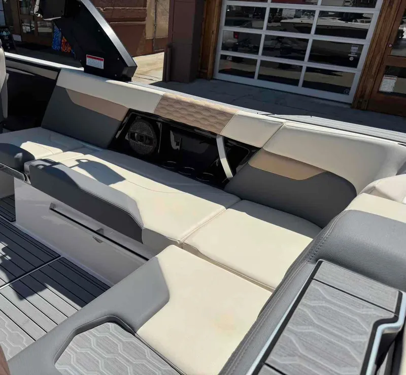 Slide: The Image of MasterCraft XT25 2024 - 16