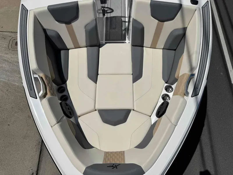 Slide: The Image of MasterCraft XT25 2024 - 17