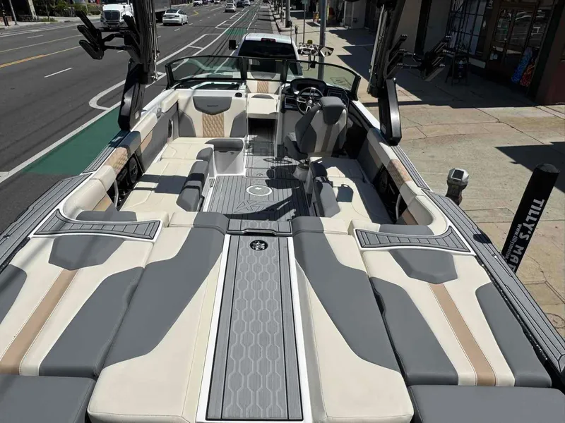 Slide: The Image of MasterCraft XT25 2024 - 5