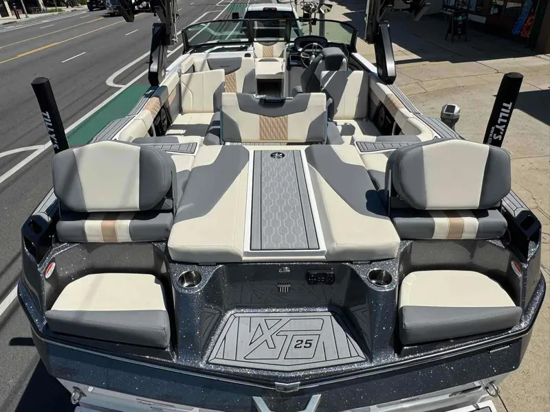 Slide: The Image of MasterCraft XT25 2024 - 6