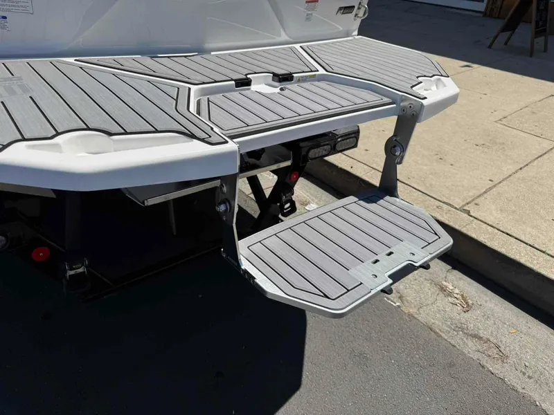 Slide: The Image of MasterCraft XT25 2024 - 7