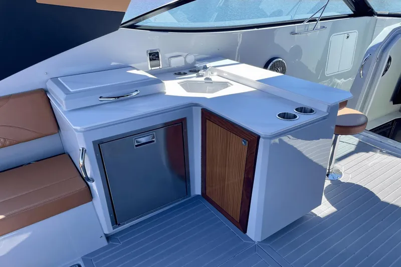 Slide: The Image of Cruisers Yachts 38 GLS South Beach Outboard 2024 - 10