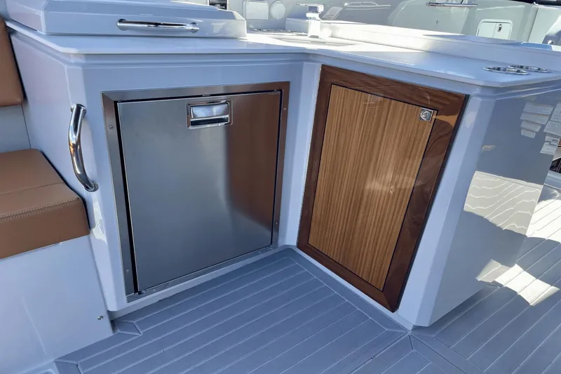 Slide: The Image of Cruisers Yachts 38 GLS South Beach Outboard 2024 - 12