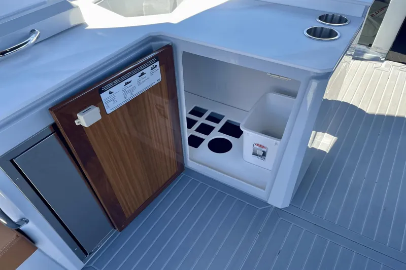 Slide: The Image of Cruisers Yachts 38 GLS South Beach Outboard 2024 - 13