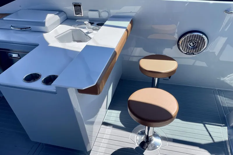 Slide: The Image of Cruisers Yachts 38 GLS South Beach Outboard 2024 - 15