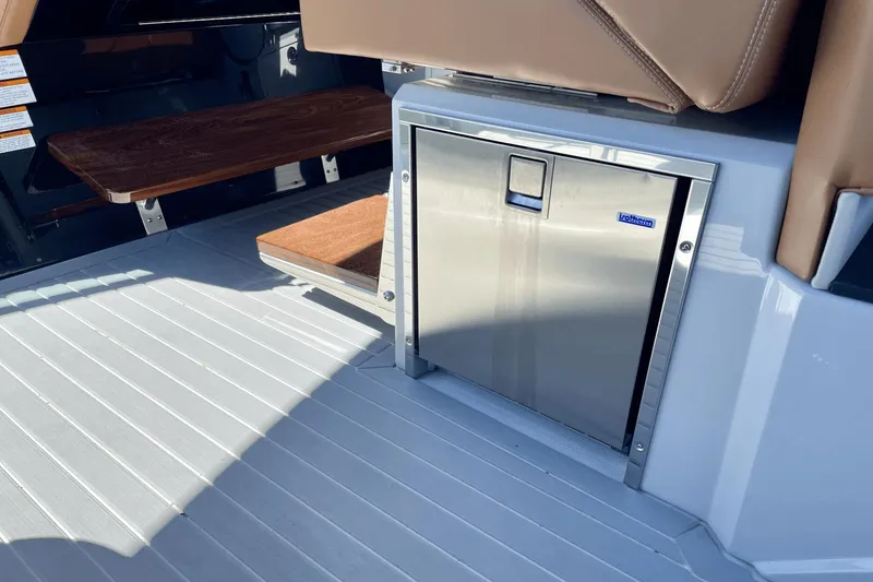 Slide: The Image of Cruisers Yachts 38 GLS South Beach Outboard 2024 - 16