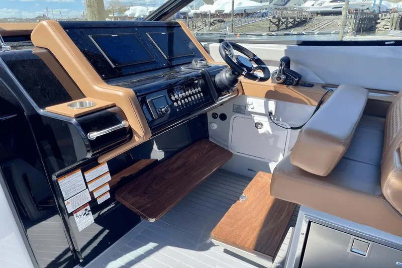 Slide: The Image of Cruisers Yachts 38 GLS South Beach Outboard 2024 - 17