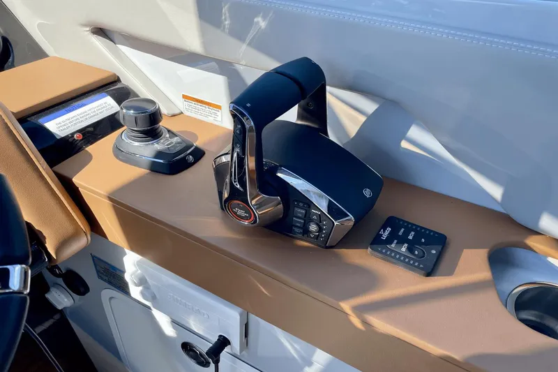 Slide: The Image of Cruisers Yachts 38 GLS South Beach Outboard 2024 - 19