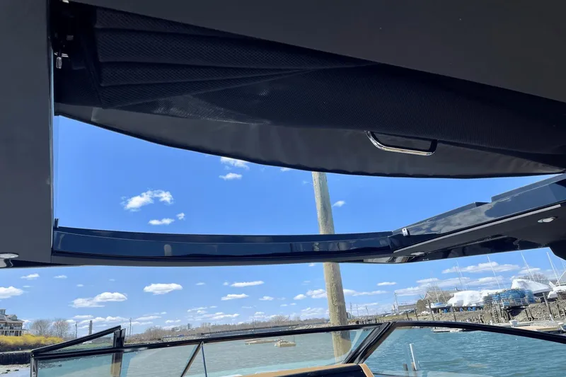 Slide: The Image of Cruisers Yachts 38 GLS South Beach Outboard 2024 - 22