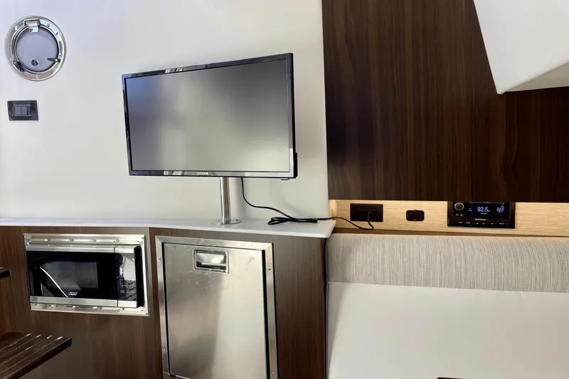 Slide: The Image of Cruisers Yachts 38 GLS South Beach Outboard 2024 - 25