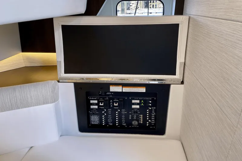 Slide: The Image of Cruisers Yachts 38 GLS South Beach Outboard 2024 - 26