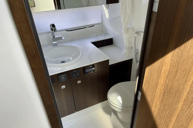 Slide: The Image of Cruisers Yachts 38 GLS South Beach Outboard 2024 - 27