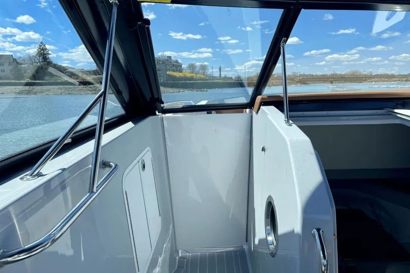 Slide: The Image of Cruisers Yachts 38 GLS South Beach Outboard 2024 - 28