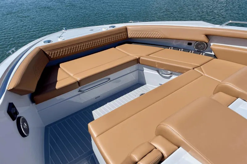 Slide: The Image of Cruisers Yachts 38 GLS South Beach Outboard 2024 - 29