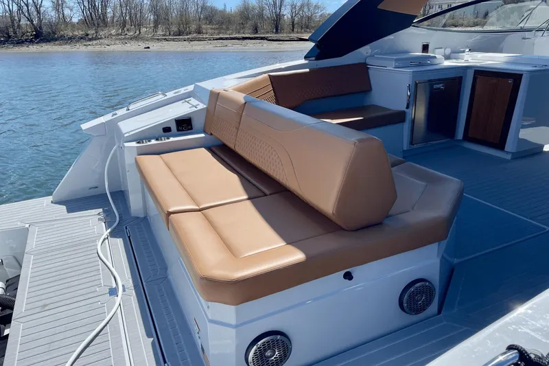 Slide: The Image of Cruisers Yachts 38 GLS South Beach Outboard 2024 - 5