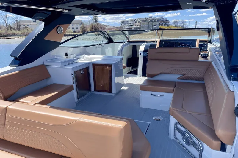 Slide: The Image of Cruisers Yachts 38 GLS South Beach Outboard 2024 - 6