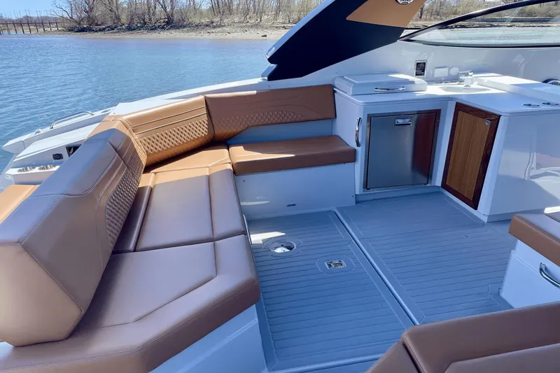 Slide: The Image of Cruisers Yachts 38 GLS South Beach Outboard 2024 - 7