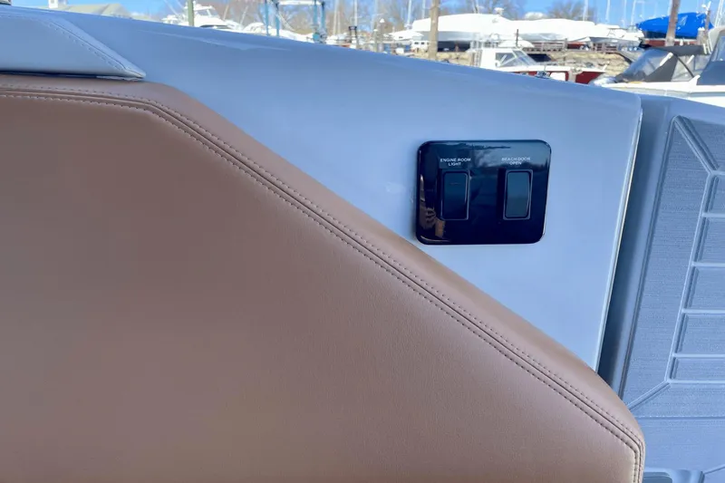 Slide: The Image of Cruisers Yachts 38 GLS South Beach Outboard 2024 - 9