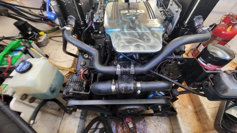 Slide: The Image of 2007 Chaparral 256 SSi boat engine compartment with 350 MAG engine. - 12