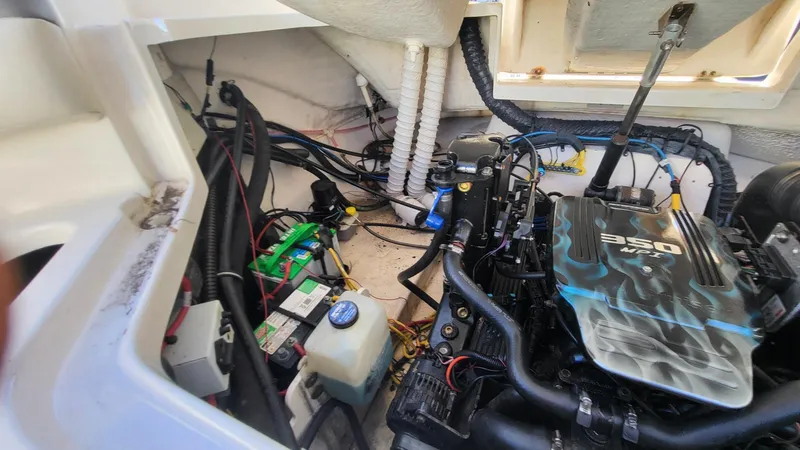 Slide: The Image of 2007 Chaparral 256 SSi engine compartment with 350 MAG MPI engine and battery. - 14