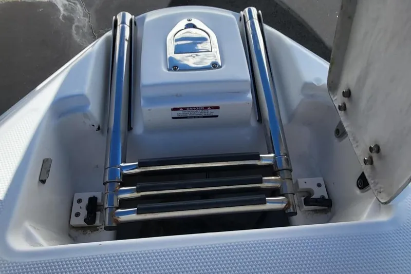Slide: The Image of 2007 Chaparral 256 SSi boat ladder and hatch detail. - 20