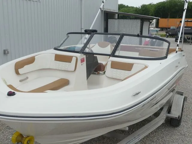 Slide: The Image of Bayliner VR5 Bowrider OB 2019 - 17