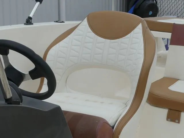 Slide: The Image of Bayliner VR5 Bowrider OB 2019 - 22