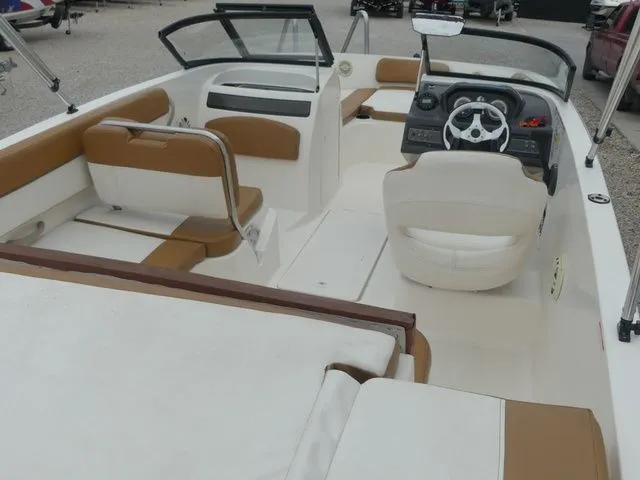 Slide: The Image of Bayliner VR5 Bowrider OB 2019 - 25