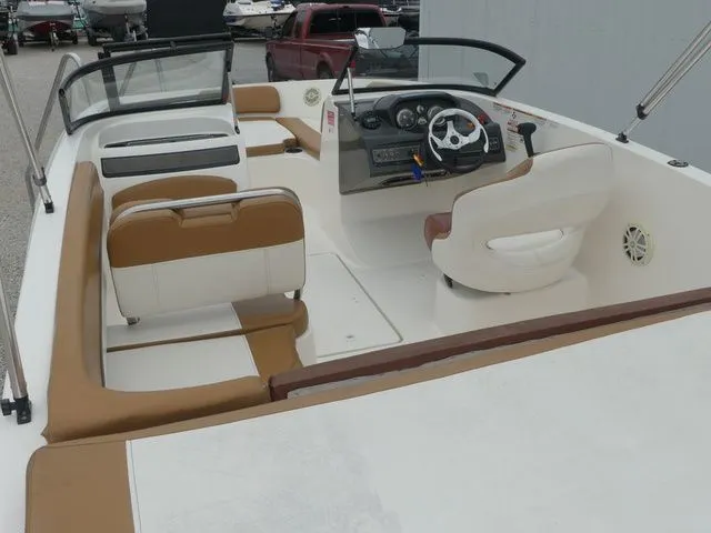 Slide: The Image of Bayliner VR5 Bowrider OB 2019 - 26