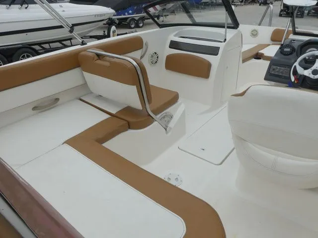 Slide: The Image of Bayliner VR5 Bowrider OB 2019 - 28