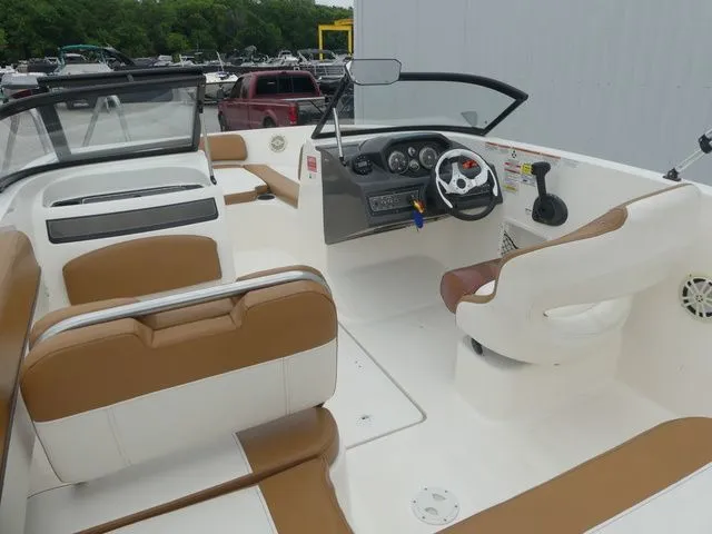 Slide: The Image of Bayliner VR5 Bowrider OB 2019 - 29