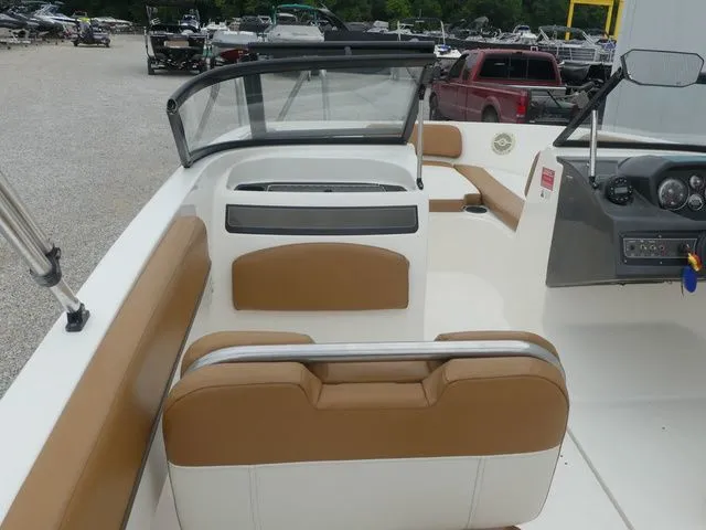 Slide: The Image of Bayliner VR5 Bowrider OB 2019 - 30