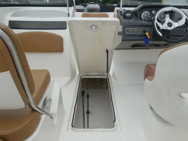 Slide: The Image of Bayliner VR5 Bowrider OB 2019 - 35