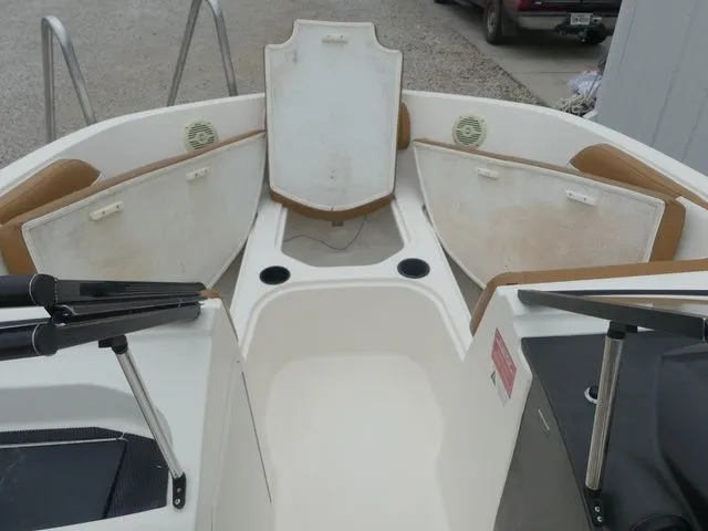 Slide: The Image of Bayliner VR5 Bowrider OB 2019 - 36