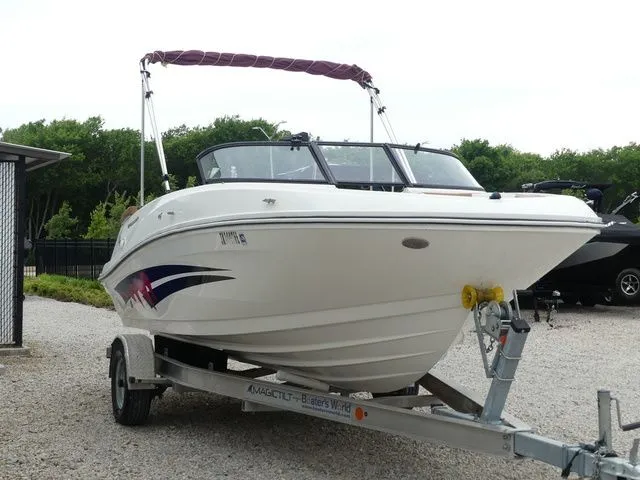 Slide: The Image of Bayliner VR5 Bowrider OB 2019 - 5