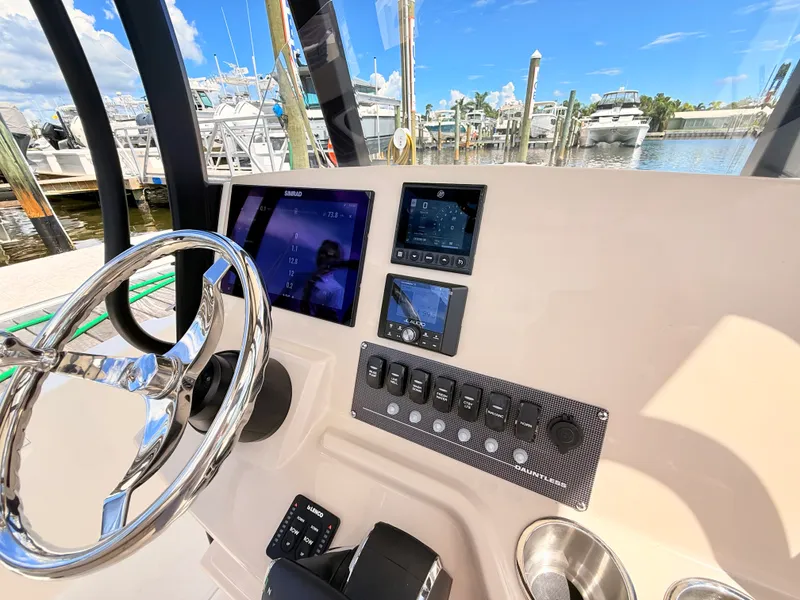Slide: The Image of Boston Whaler 220 Dauntless 2027 - 31