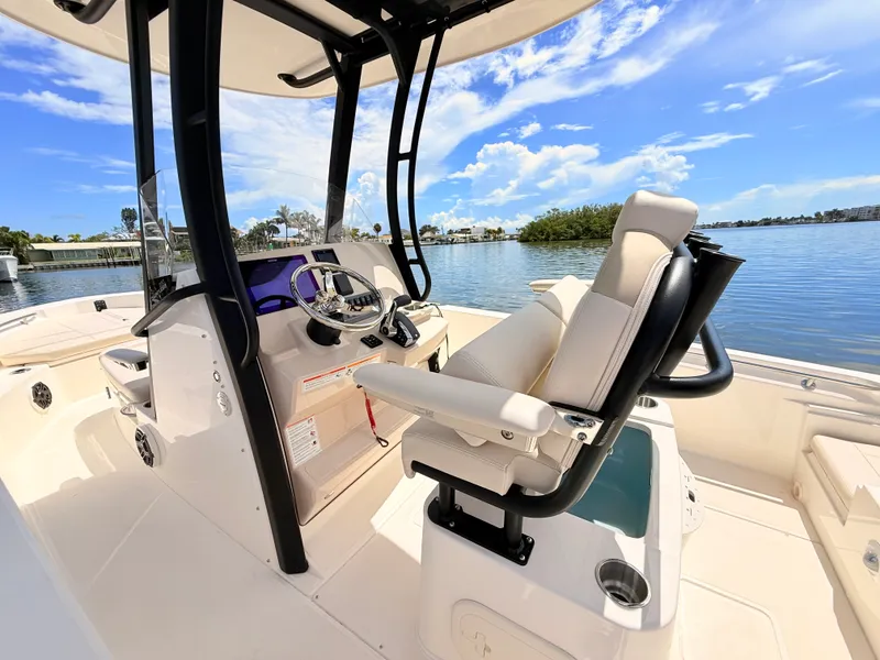 Slide: The Image of Boston Whaler 220 Dauntless 2027 - 25