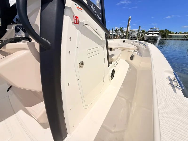 Slide: The Image of Boston Whaler 220 Dauntless 2027 - 34
