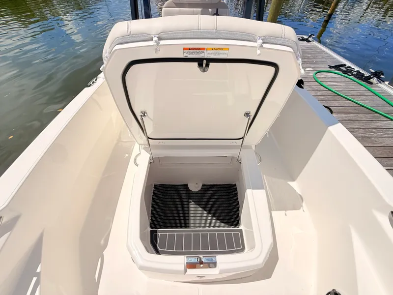 Slide: The Image of Boston Whaler 220 Dauntless 2027 - 40