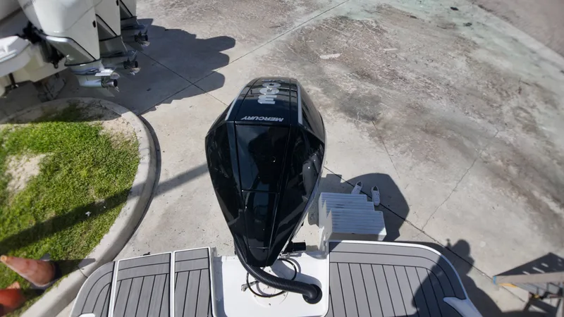 Slide: The Image of Sea Ray SDX 250 Outboard 2027 - 9