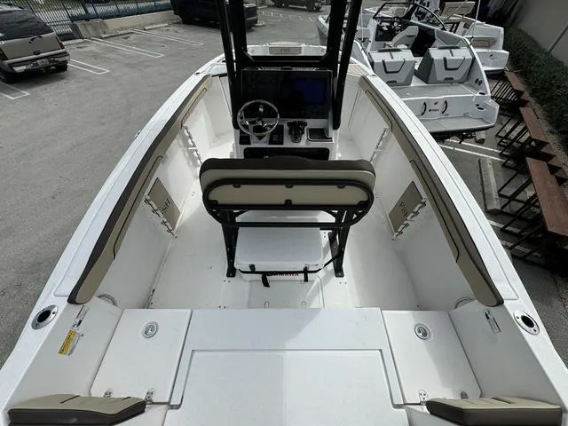 Slide: The Image of 2024 Yamaha Boats 255 FSH Sport E center console interior view. - 5