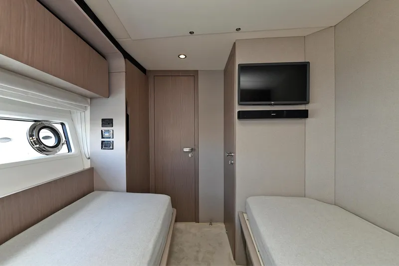 Slide: The Image of Azimut 72 FLY 2022 - 101