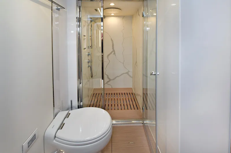 Slide: The Image of Azimut 72 FLY 2022 - 104