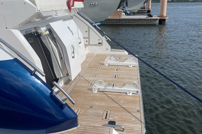 Slide: The Image of Azimut 72 FLY 2022 - 126