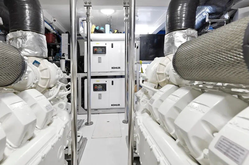 Slide: The Image of Azimut 72 FLY 2022 - 54